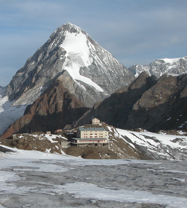 Il Gran Zebrú e il Rifugio Casati dal ghiaccaio del  Cevedale