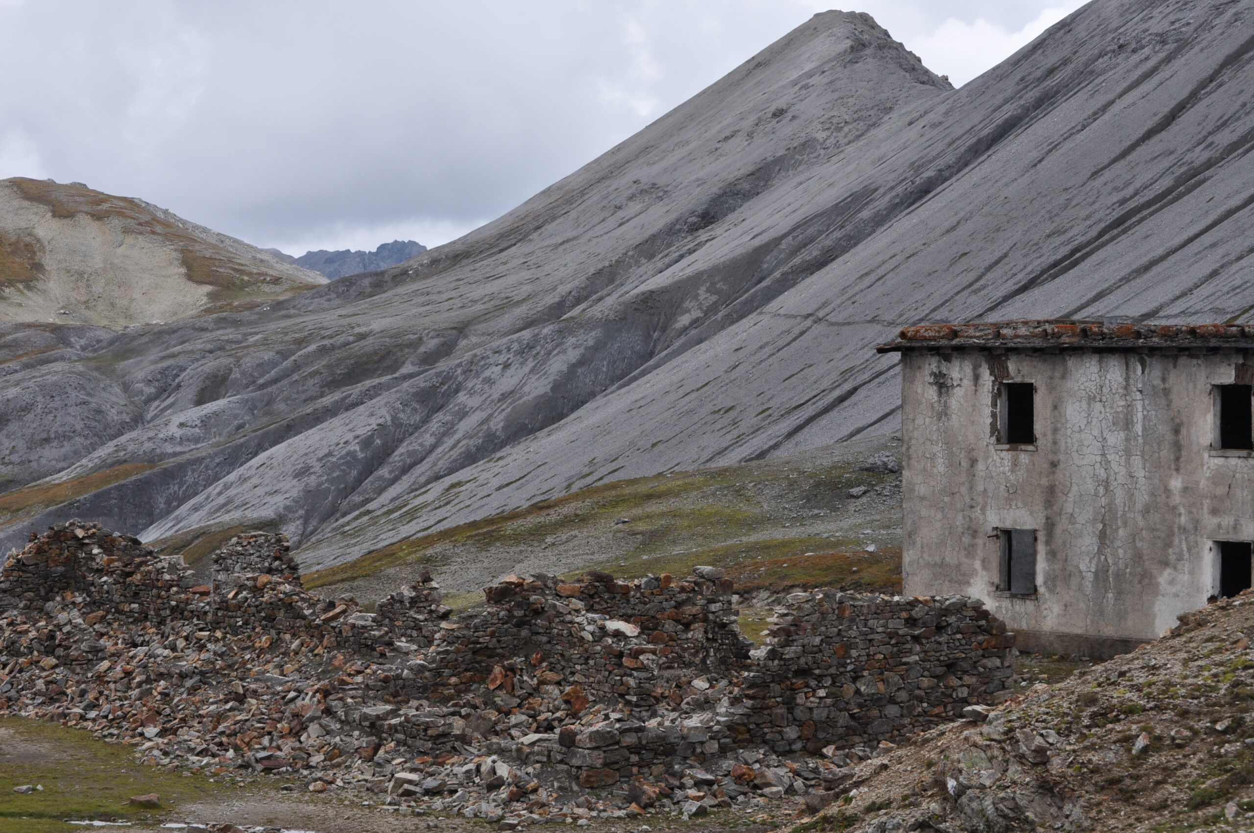 La caserma della Guerra 15-18 presso la Forcola di Rims