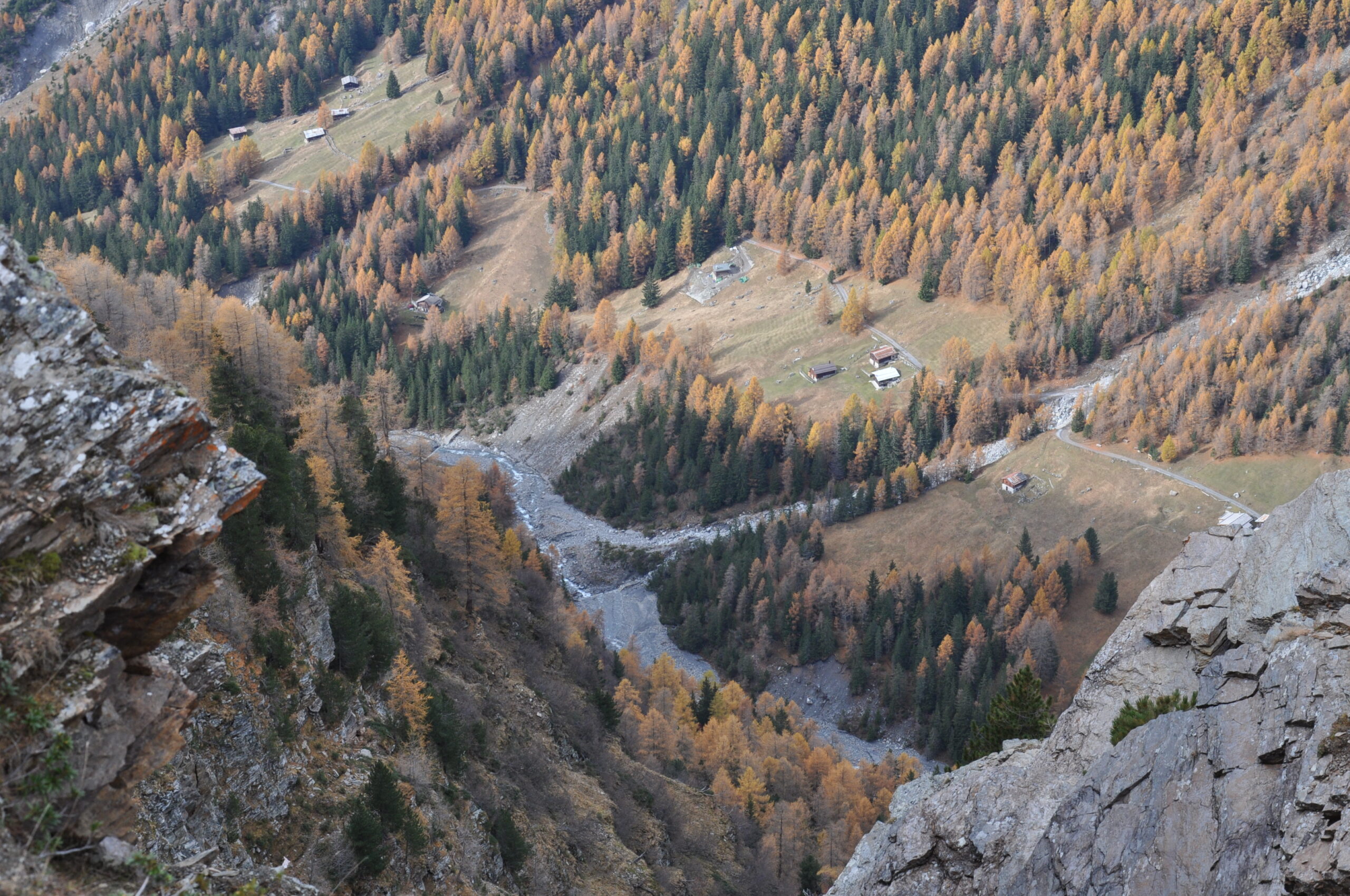 Il Bivacco è posto su uno spuntone a picco sulla Val Zebrú