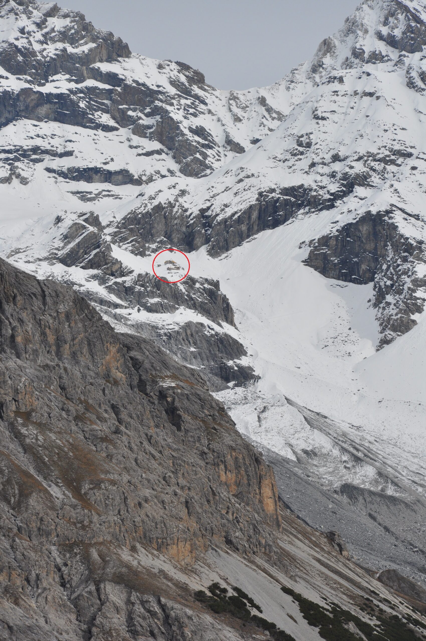 Il Rifugio Quinto Alpini dal sentiero verso il Bivacco