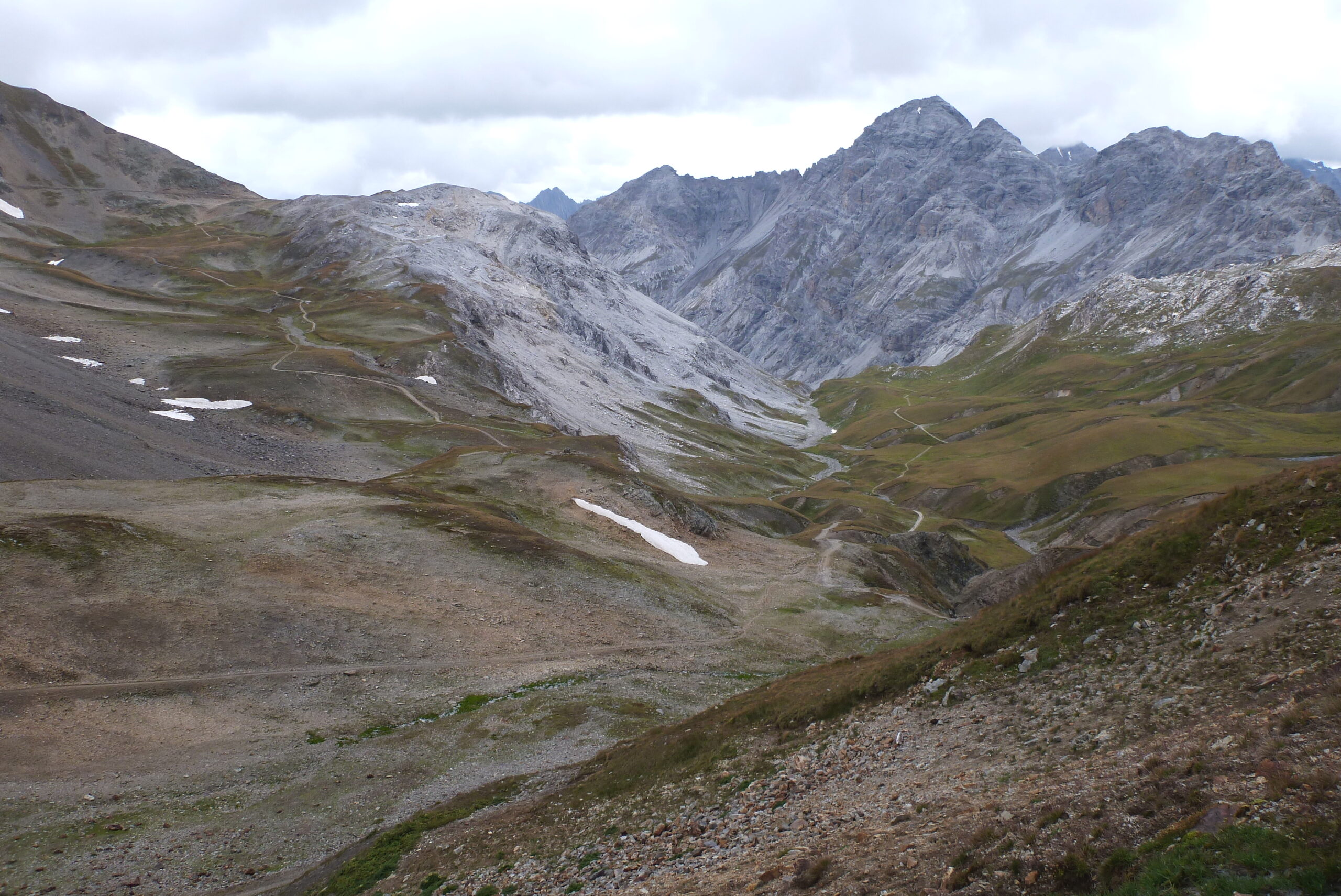 A destra la Val Forcola, a sinistra verso la Bocchetta di Pedenolo