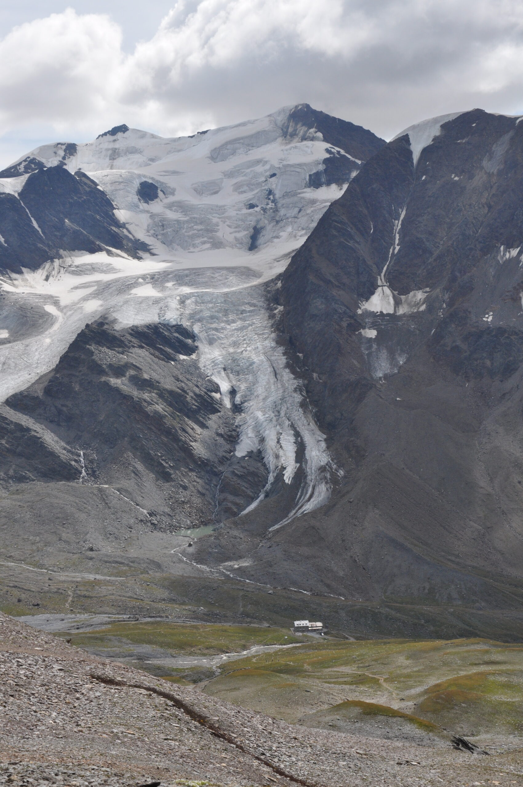 Il Rifugio Pizzini e il Cevedale dalla cresta tra i due Passi Zebrú; sulla destra il Monte Pasquale