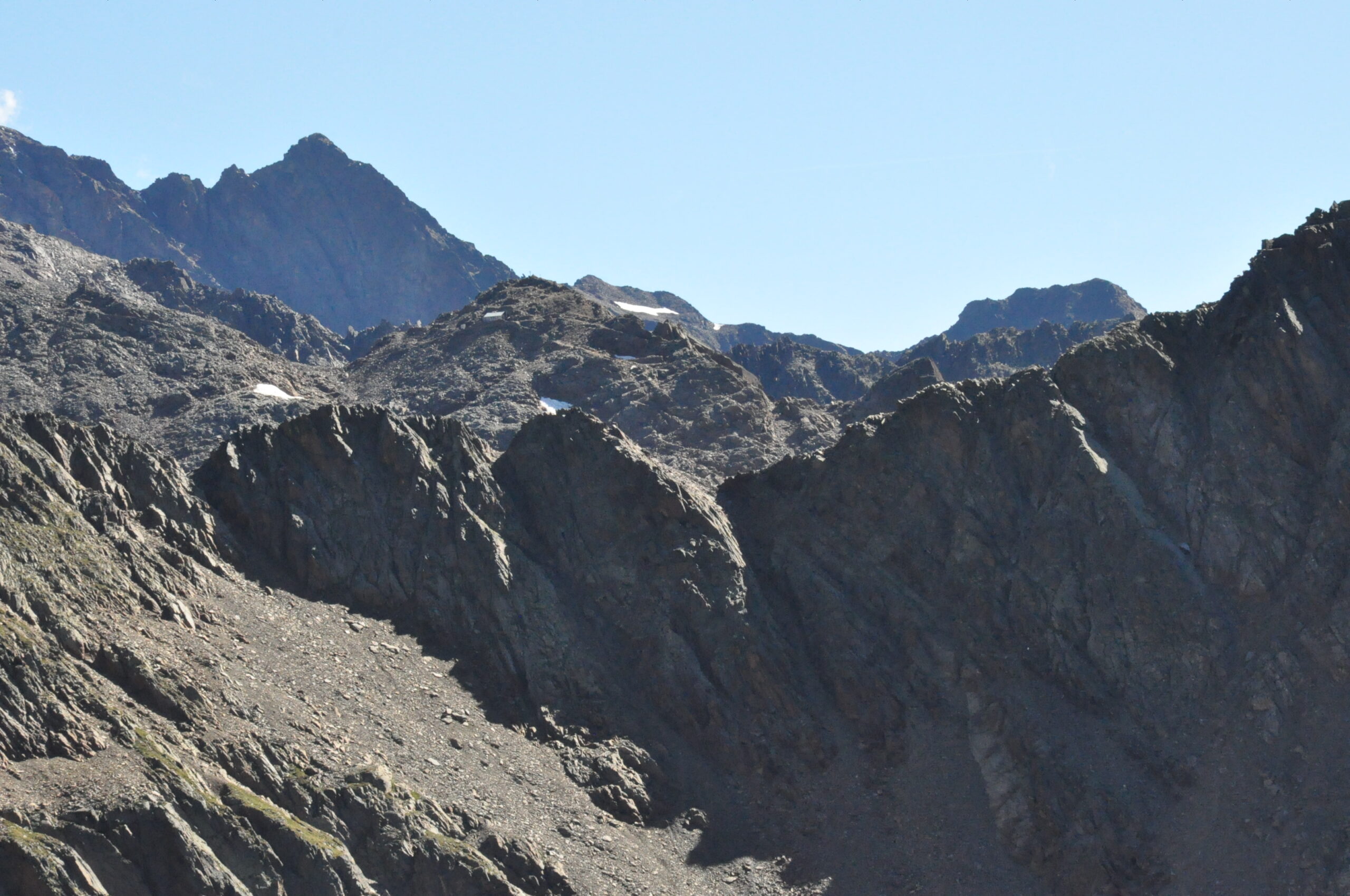 Il Bivacco Battaglione Ortles dal Passo della Sforzellina