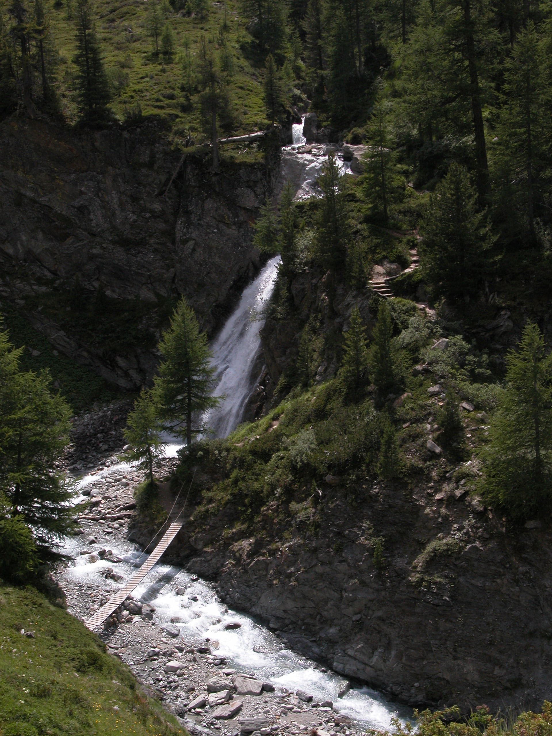 La cascata e il ponte tibetano