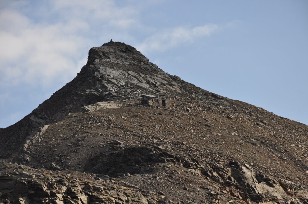 Il vecchio Rifugio Bernasconi, ridotto ad un rudere.