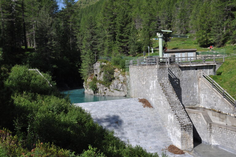 Presa d'acqua che termina nei laghi di  Cancano