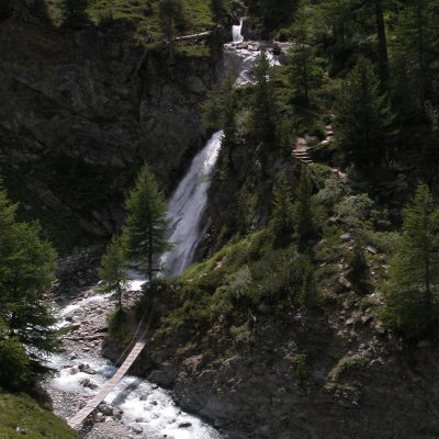 La cascata e il ponte tibetano