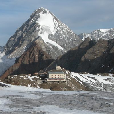 Il Rifugio Casati dal Ghiacciaio del Cevedale. Sullo sfondo il Gran Zebrú