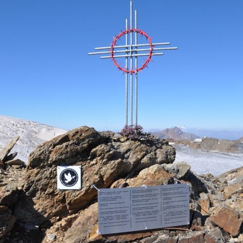 La croce e la targa sulla cima